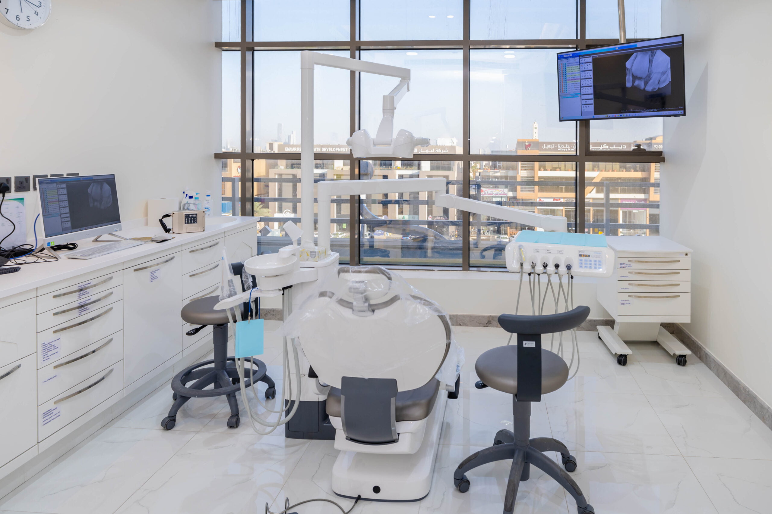 غرفة عيادة الأسنان في مركز ميرال لطب الاسنان- تجهيزات حديثة و تقنيات متطورة